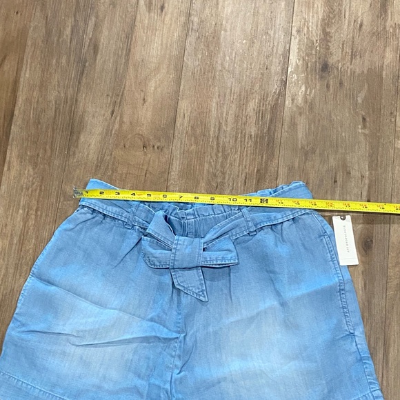 Cloth & Stone-Ruffled High-Wasted Shorts-Women's
Size: Medium-Denim Light-NEW!! - Picture 16 of 16